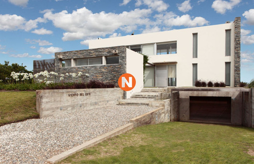 Casa En Venta Y Alquiler, Jose Ignacio, Primera Línea. Casa Moderna Con Estilo Propio