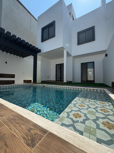 Casa En Venta En Lomas De La Rioja Con Alberca, Roof Garden, 3 Recámaras Y Un Estudio Que Puede Ser 4ta. Recámara, Riviera Veracruzana