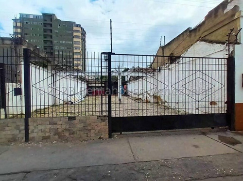 Raiza Suarez Vende Para Uso Residencial O Comercial Amplio Terreno En Pleno Centro De Barquisimeto,- 2 4 1 1 6-, Cuenta Con Todos Los Servicios, Cerco Electrico, Ideal Para Remodelar Y Construir.....