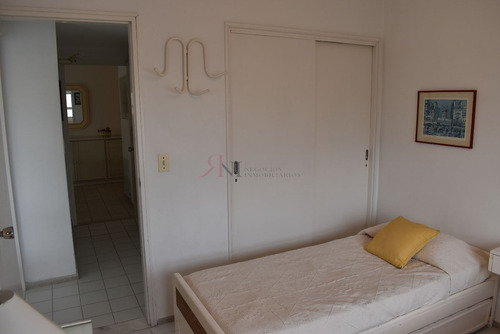 Cerca De La Zona Del Puerto Con Amplio Living Comedor- Ref: 5707