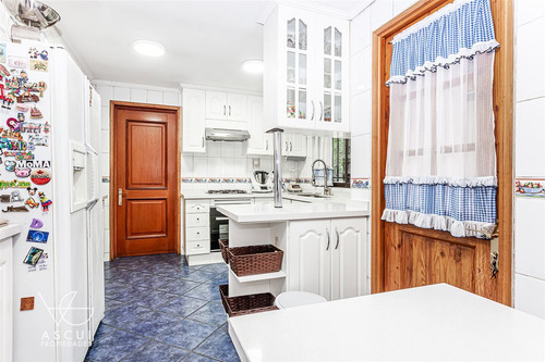 Casa En Venta De 4 Dorm. En Lo Barnechea