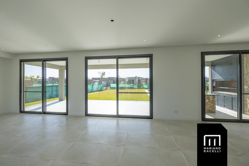 Casa En Venta En Terralagos, Canning