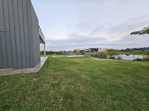 Casa En Venta A La Laguna En El Cantón, Escobar, G.b.a. Zona Norte