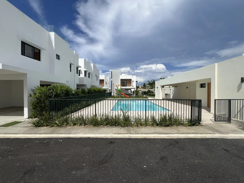 Casa En Venta Lista A Estrenar En Brisas De Punta Cana, 3 Habitaciones, 2niveles, Con Club De Playa