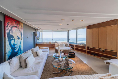Departamento A La Venta En Punta Del Este Frente A Playa Brava De 4 Dormitorios, Todos En Suite