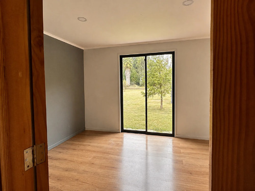 Parcela Con Casa, Piscina/ Quincho, Frente A Parque Y Laguna