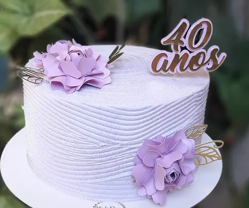 Bolo feminino com flores de papel realista em 2023