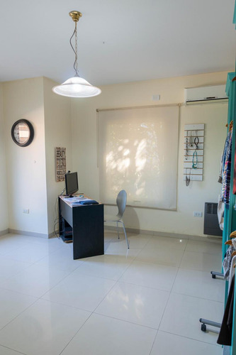 Casa De 4 Dormitorios En Venta En Yerba Buena - Los Olivos