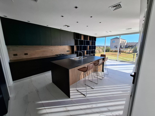 Casa 6 Amb En Alquiler Anual Barrio La Provicencia Canning