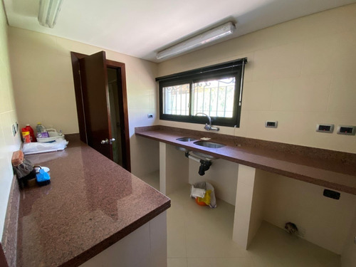 Imagen 7 de 14 de Venta: Casa De 5 Dormitorios, En Amplio Padrón En Carrasco