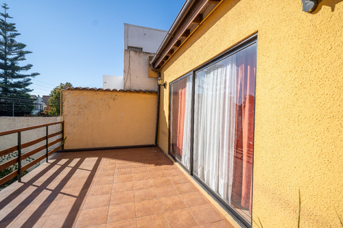 Gran Casa De Dos Pisos En Excelente Sector De Concón