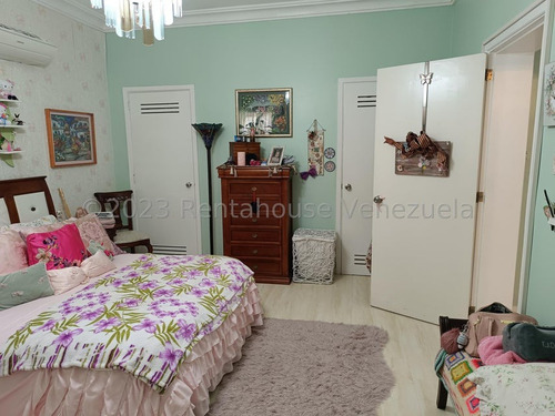 San Bernardino !! Amplia Y Hermosa Casa Totalmente Remodelada, Dividida En 3 Ambientes Independientes, 434 M2 Terreno, 555 M2 Const., 9 Hab., 8 Baños, 7 Pe, 3 Cocinas. Calle Cerrada Vigilancia 24/7 !!