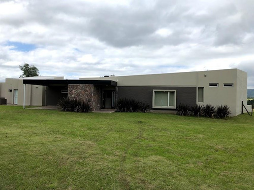 Casa En Los Reartes, Barrio Punto Claro, 5 Ambientes. 2.000 Metros Totales, 220 M2 Cubiertos.