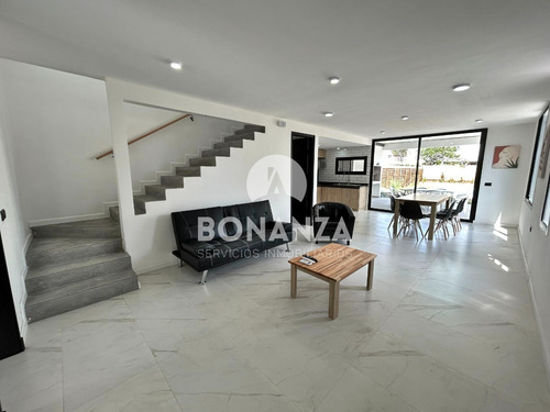 Punta Colorada - Piriápolis. Casa En Venta Con Piscina, 50 Metros De La Playa.