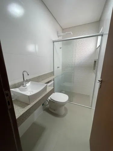 Lindos Sobrados De Alto Nível, Com Garagem Para 2 Carros, 3 Quartos Sendo 1 Deles Suíte, 3 Banheiros E Cozinha Integrada Com Sala.