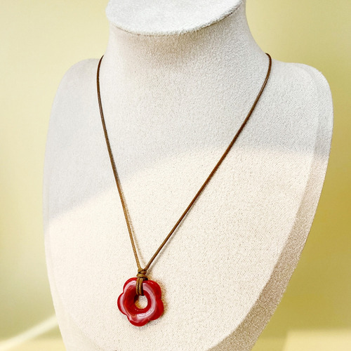 (r) Collar Tipo Gargantilla Acrílica Roja Con Cadena De Cuer