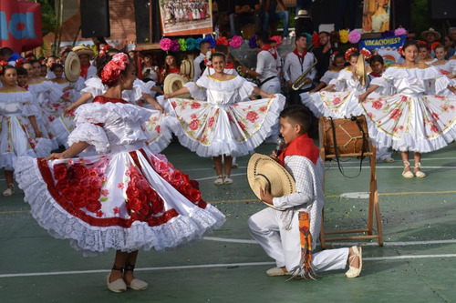 Imagen 4 de 5 de Trajes Típicos