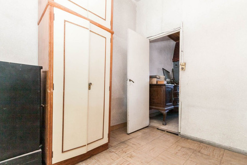 Depósito En Venta Con Departamento De 4 Ambientes