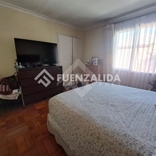 Casa En Venta De 5 Dorm. En La Cisterna