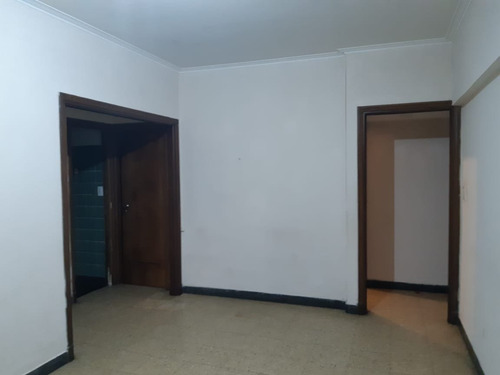 Venta Deparamento Tres Ambientes Con Balcón, Zona Centro Oportunidad!!