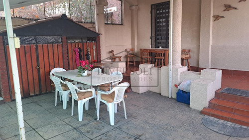 Casa En Venta De 4 Dorm. En Ñuñoa