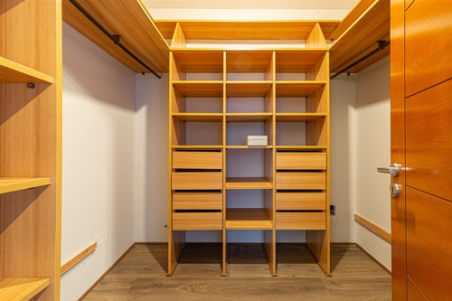 Casa En Venta De 5 Dorm. En Las Condes