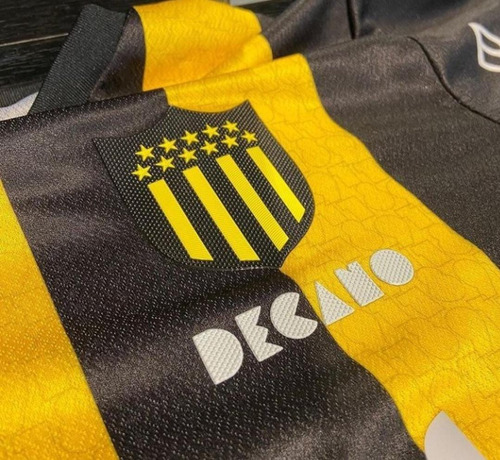 Imagen 8 de 8 de Camiseta Oficial Adulto Club Atlético Peñarol 2022