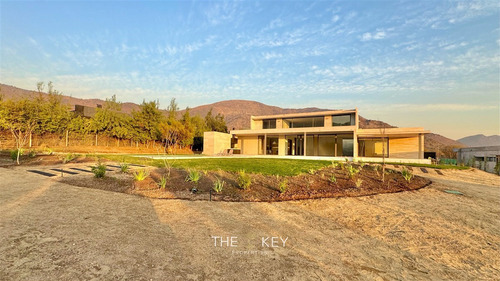 Casa En Venta De 6 Dorm. En Colina