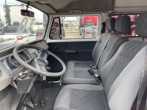 Imagem 10 de 19 de Volkswagen Kombi Lotação 1.6 Mpi 9 Lugares Kombi 2003 Vw -