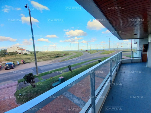 Apartamento En Venta Frente Al Mar En Pinares- Ref: 30980