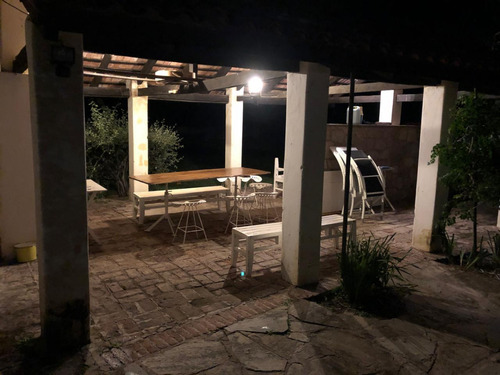 Imponente Chalet 2 Plantas Amplio Parque, 2 Piscinas Y Casa Casero En Las Calles