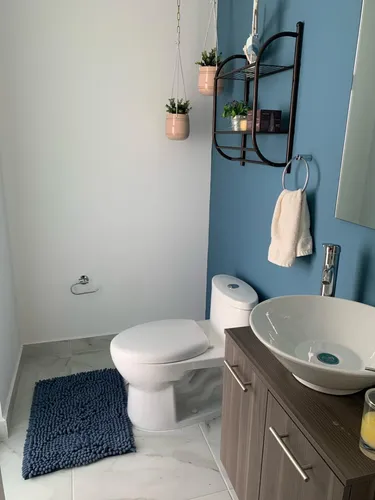 Casa En Venta Entre El Refugio Y Zibata, 3 Recamaras, 2.5 Baños, Alberca, S.24.7