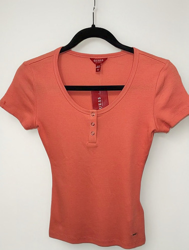 Remera Guess Mujer Coral Botones Escote Tela Rib Importada