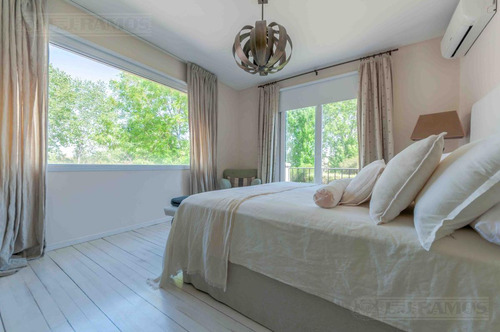 Casa Con 3 Dormitorios, Escritorio Y Playroom En Venta En Santa Barbara