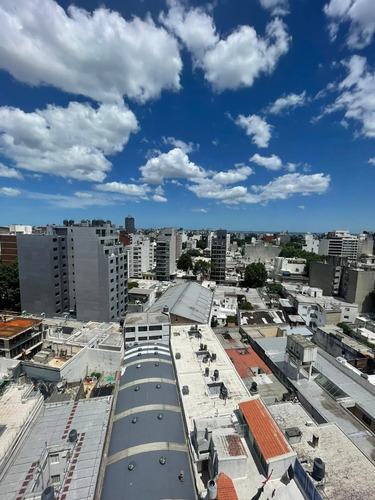 Monoambiente Luminoso Sobre 18 De Julio. Edificio Con Portería.