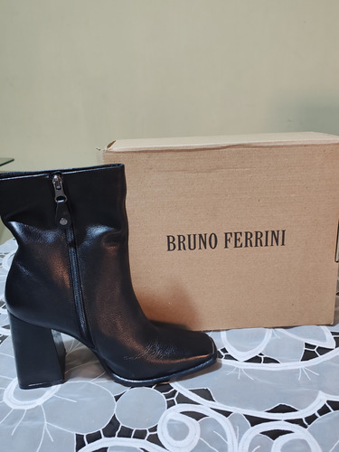 Botas Bruno Ferrini. Color Negro, Taco 7. 100% Cuero. Nuevas