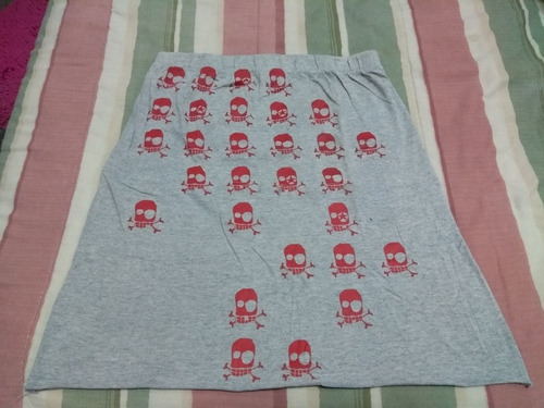 Remera Complot Top Gris Calaveras Rojas Rock