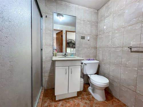 Casa En Venta De 5 Dorm. En Las Cabras
