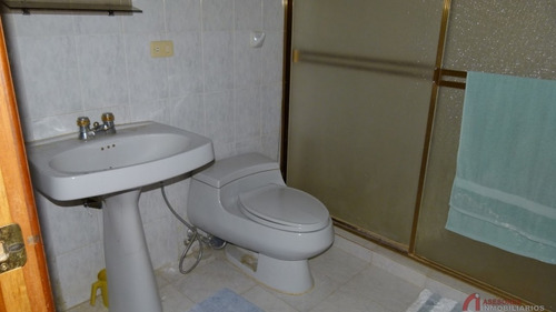 Imagen 3 de 13 de Casa ( Amplio Terreno) Ubicada En La Av. Ollarvides De La Puerta Maraven.