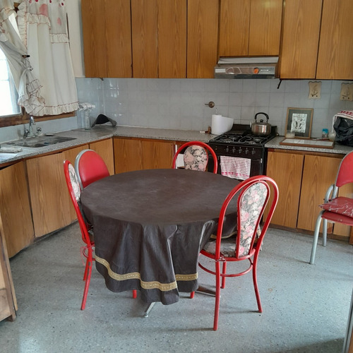Inmueble De 3 Pisos Sobre Lote De 209,50 M2.- Cuenta Con 4 Locales C/baño, Garege Y Patio. Departamento Muy Luminoso De 4 Amb.- Y Amplia Terraza.