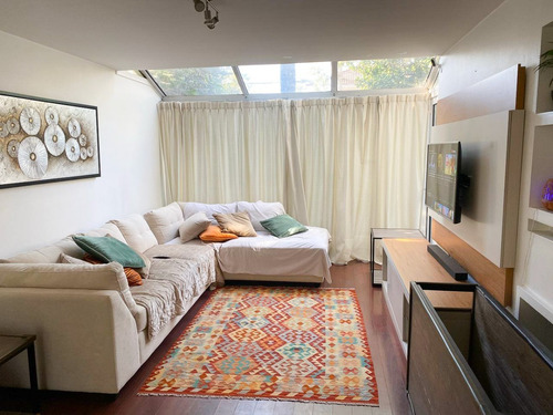 Imagen 1 de 22 de Casa Remodelada En Tradicional Barrio De Las Condes