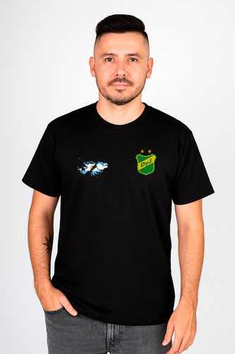 Remera Defensa Y Justicia Malvinas Escudo Efecto Bordado