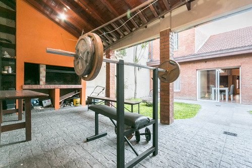 Chalet 2 Plantas Con Jardin Y Quincho
