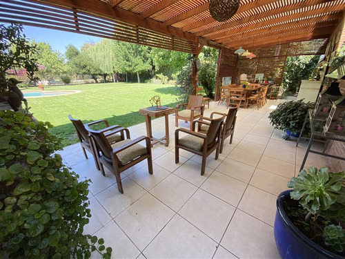 Casa En Venta De 5 Dorm. En Colina