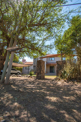 Casa Vacacional. Capacidad Para 12 Personas. Incluye Jardín, Pileta Y Quincho. Grandes Ventanales Con Hermosa Vista A Las Sierras.