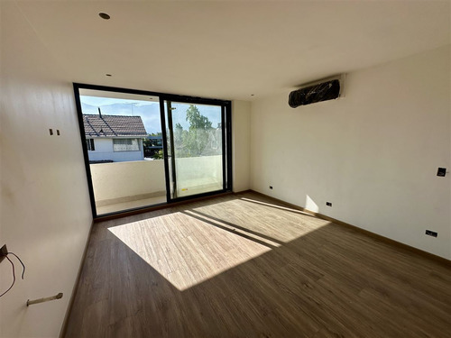 Casa En Venta De 3 Dorm. En Las Condes