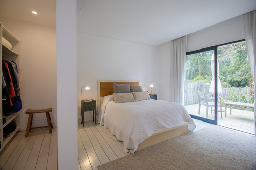 Venta Casa 4 Dormitorios Con Jardín Y Piscina En Punta Del Este