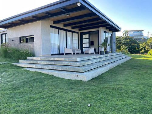  Se Vende Villa En Jarabacoa, Residencial  Cerrado