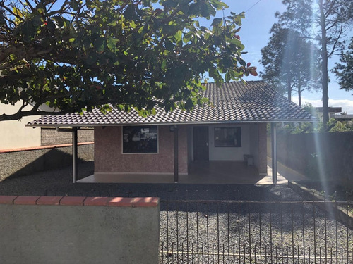 Casa Em Piçarras Bairro Nossa Senhora Da Paz.área Do Terreno 288m².área Construída 120m².ótimo Espaço Na Frente E Nos Fundos, Passagem Lateral Nos Dois Lados Da Residência.oferece 3 Dormitórios Sendo