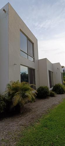 Casa En Venta En Jiutepec, Cocadas, Con Acceso Controlado, Alberca Y Loft Independiente.